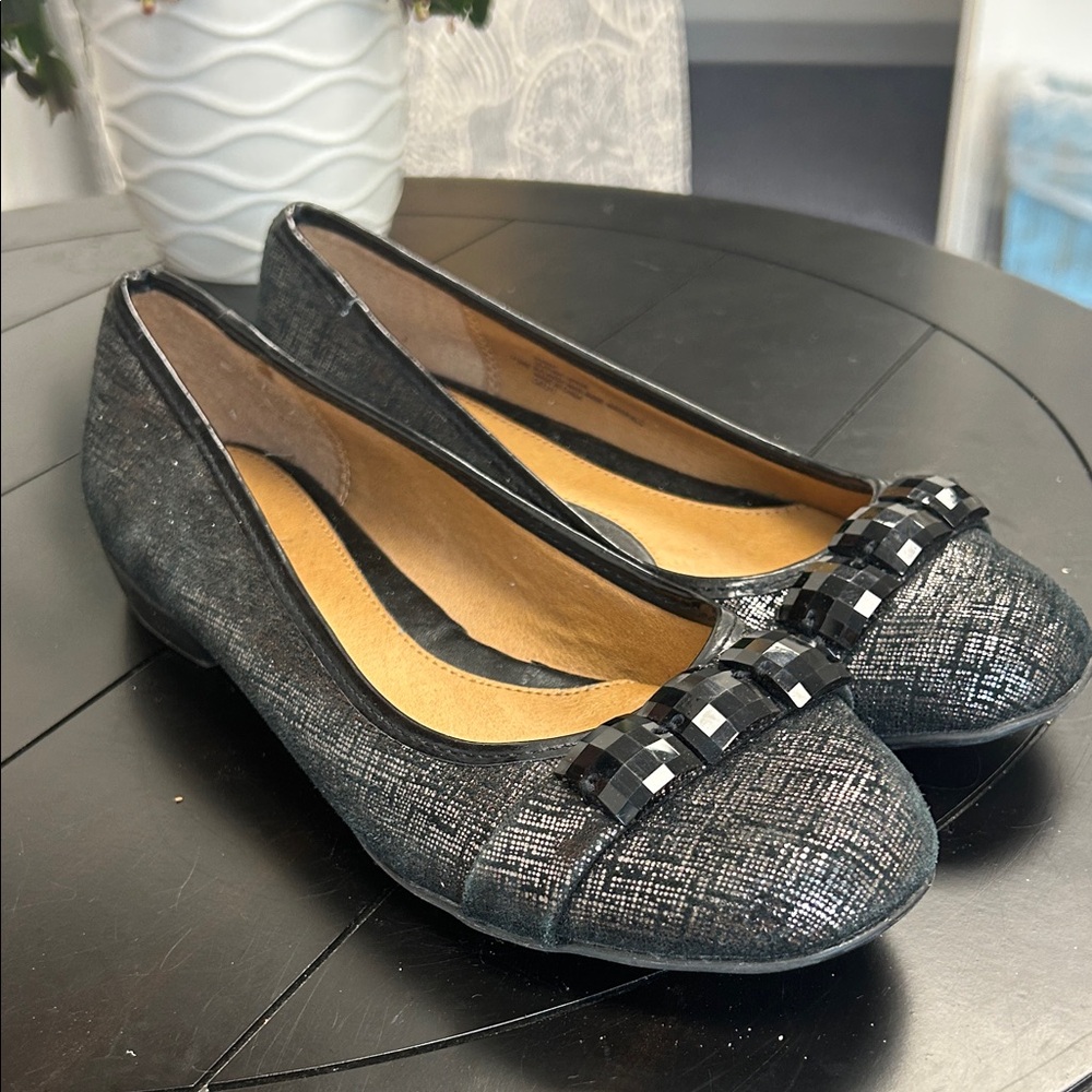 Eurosoft Sparkle-Textured Black Ballet Flats with Faceted Bow 7.5